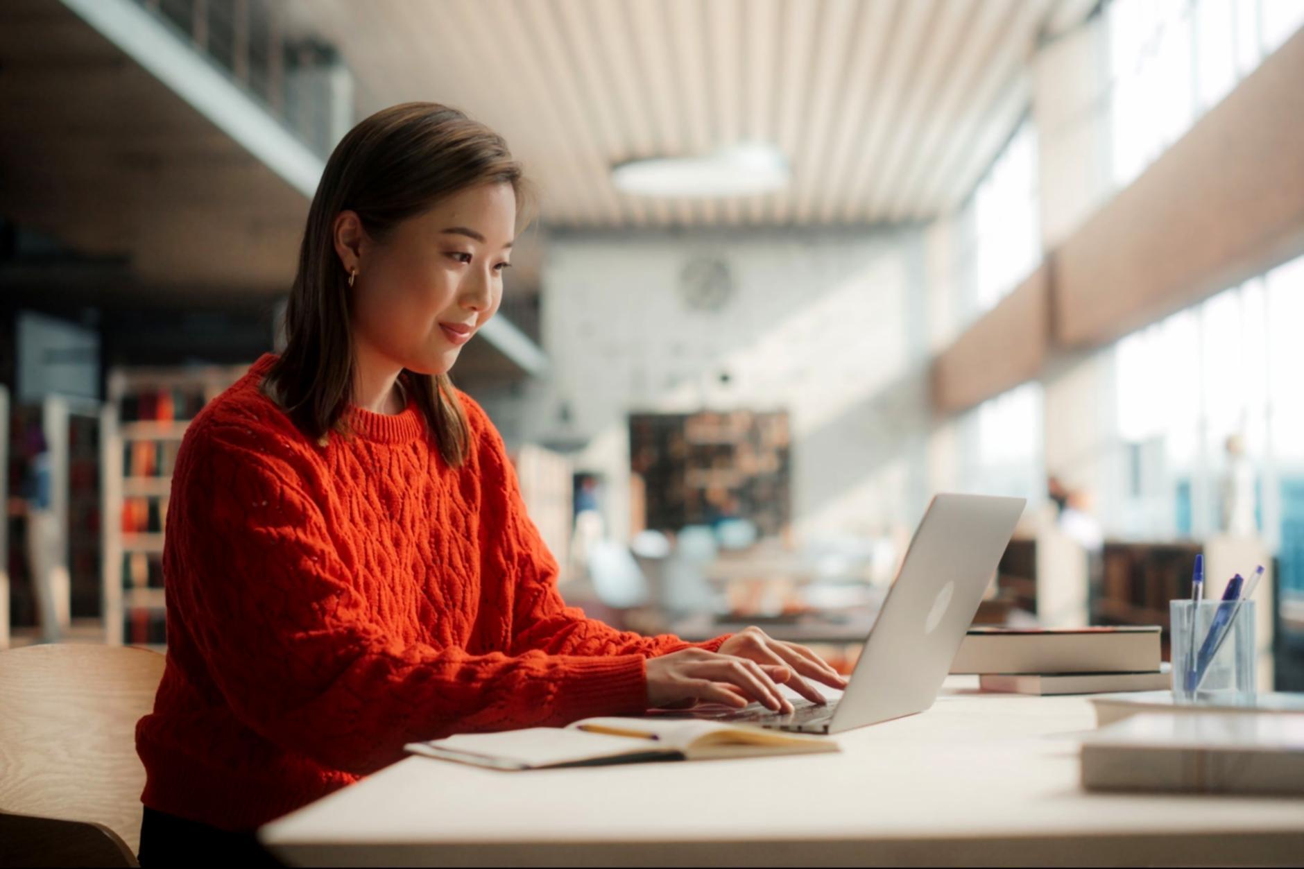 Menschen in einem Workshop zur Werteentdeckung arbeiten gemeinsam an ihrer persönlichen Entwicklung