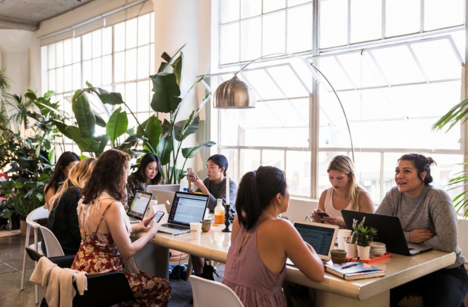 Gruppensitzung mit Teilnehmern bei der gemeinsamen Erarbeitung persönlicher Werte